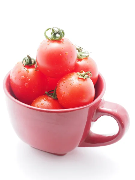 Tomates en un bol sobre un fondo blanco — Foto de Stock