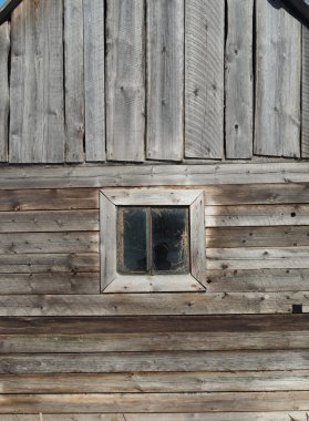 Ahşap bir evin penceresi