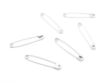 Beyaz bir arka planda pimleri