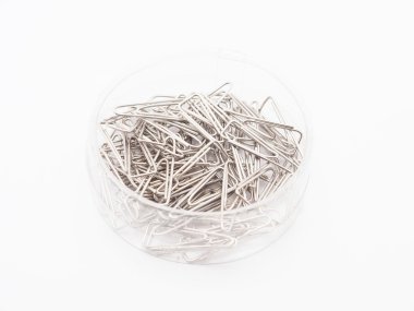 Beyaz arkaplanda ataçlar