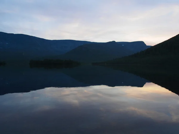 Puesta de sol en el lago en las montañas — Foto de Stock