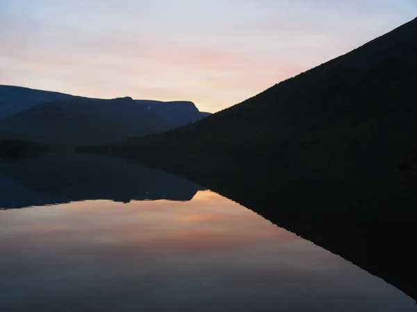 Закат на озере в горах — стоковое фото