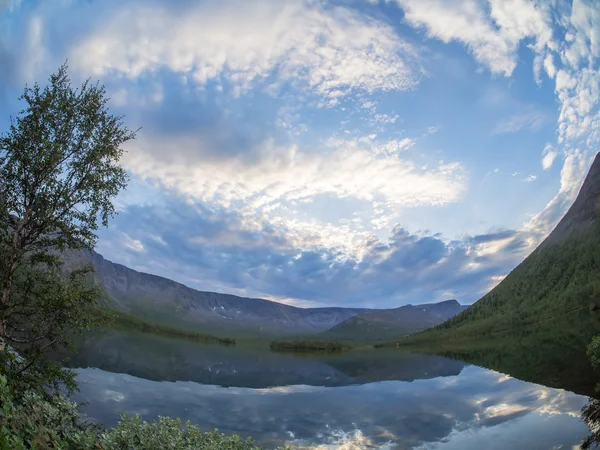 Sjö i fjällen — Stockfoto