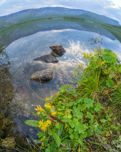 Jezero v horách — Stock fotografie