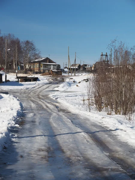 Camino en pueblo de invierno — Foto de Stock