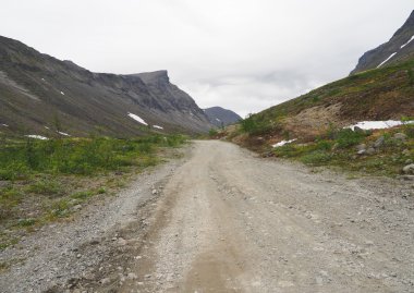 Dağlarda yol 