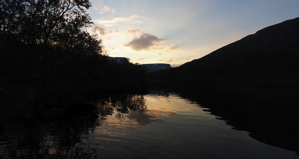 Puesta de sol en el lago de montaña —  Fotos de Stock