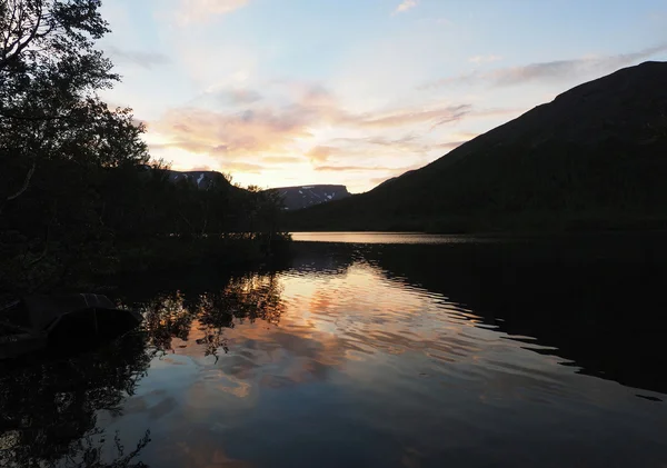 Pôr do sol no lago da montanha — Fotografia de Stock