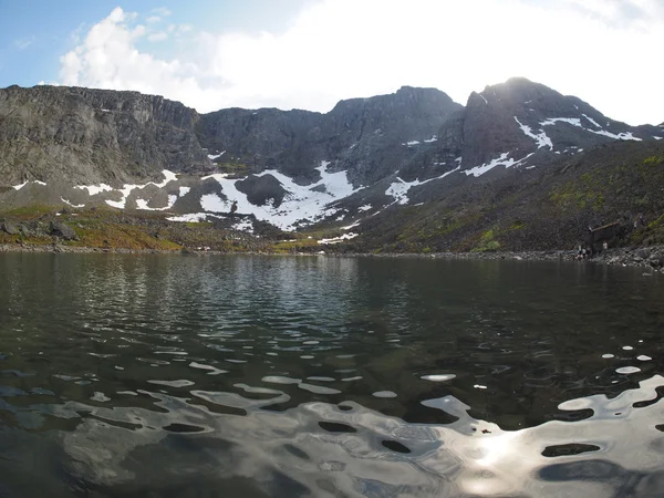 Lago nas montanhas — Fotografia de Stock