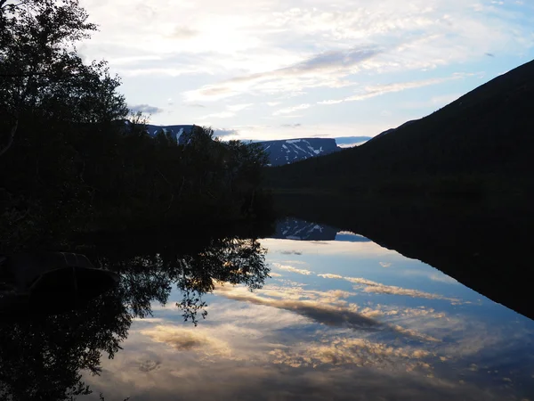 Pôr do sol no lago da montanha — Fotografia de Stock