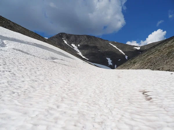 Снігове поле в горах. спідниця — стокове фото
