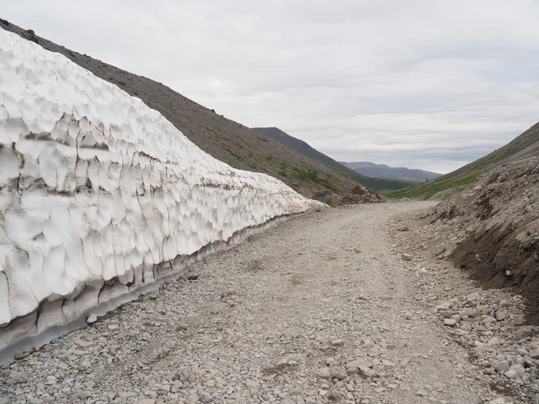 Snowfield in the mountains. hibiny — Stock Photo, Image