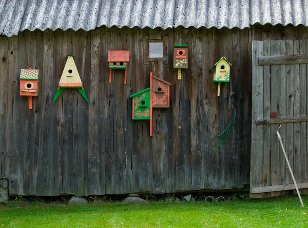 Красочный птичий домик — стоковое фото
