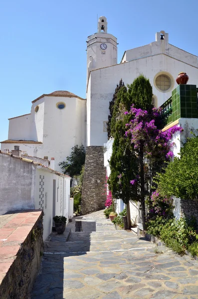 Allee und Kirche der cadaqués in Spanien — Stockfoto