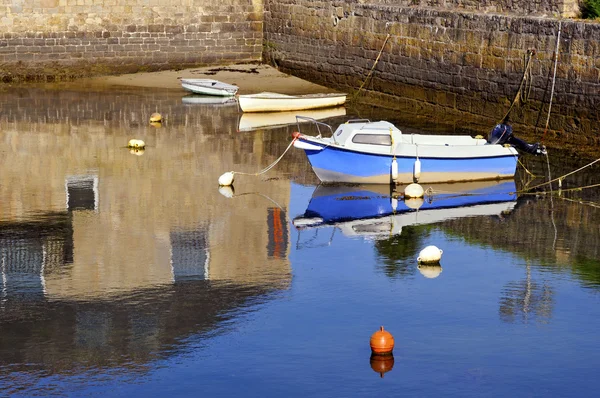 Piccole barche in un porto della Bretagna — Foto Stock