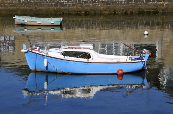 Kleine boot en reflectie in de zee — Stockfoto