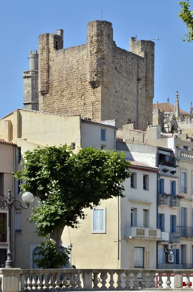 Věž a budovy v narbonne ve Francii — Stock fotografie