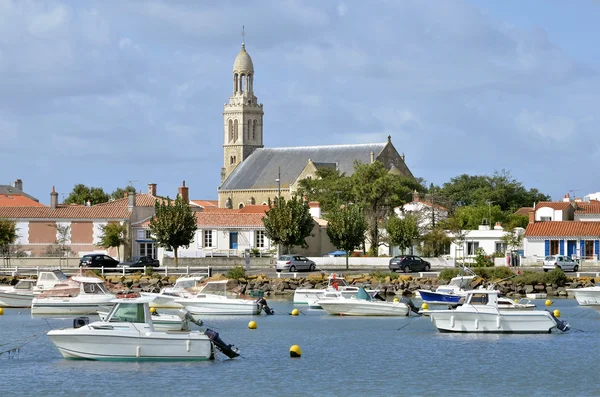 Přístav a kostel saint-gilles-croix-de-vie de vie ve Francii — Stock fotografie