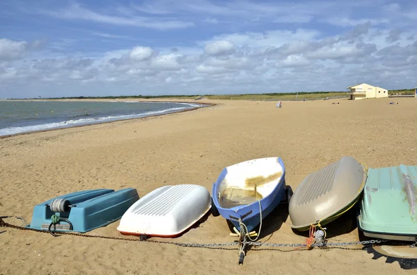 Boote am Strand von sion-sur-l 'océan in Frankreich — Stockfoto