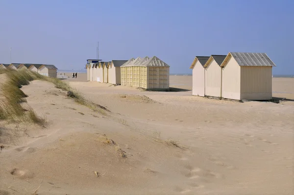 Strand hutten op de duinen bij ouistreham — Stockfoto