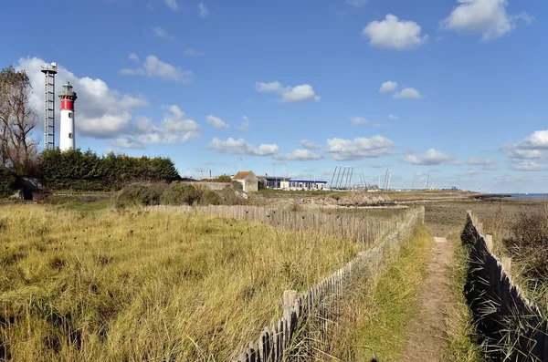 Duna a maják v Ouistreham ve Francii — Stock fotografie