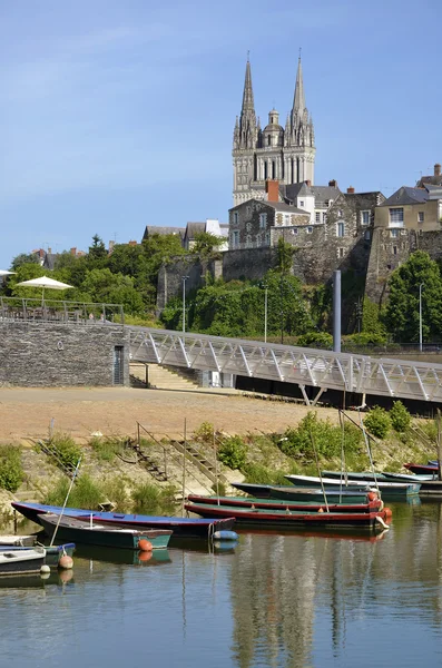 Pequeños barcos y Catedral de Angers en Francia —  Fotos de Stock