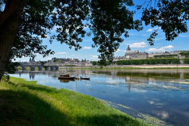 Loire 'ın Edge of the Loire at Blois, Fransa' nın Centre-Val de Loire şehrindeki Loir-et-Cher şubesinin merkezi, Orlans ve Tours arasında yer alan Loire Nehri kıyısında yer almaktadır. 