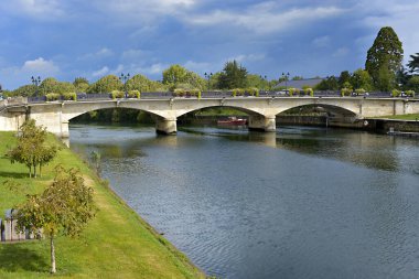 Nehir Charente Nehri ve Saintes Köprüsü, batı Fransa 'nın tarihi ve komün bir kasabası, Charente-Maritime departmanında, Yeni Aquitaine-Aquitaine 