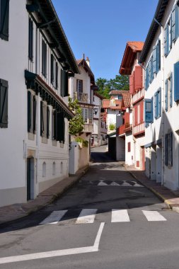Fransa 'nın güneybatısındaki Pyrnes-Atlantik Bölümü' nde Saint-Jean-de-Luz üzerinde sınır komşusu olan tipik Ciboure caddesi.