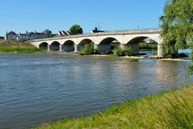 Loire Nehri ve Amboise 'deki Gnral Leclerc Köprüsü, Fransa' nın orta kesimindeki Indre-et-Loire departmanındaki muhteşem şatosuyla ünlü bir komün..