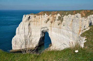 Ünlü aşağı akım kayalıklarla Etretat ve doğal arche La Manneporte. Etretat bir komün kuzeybatı Fransa'daki Haute-Normandie bölgedeki Seine-Maritime bölümünde olduğunu