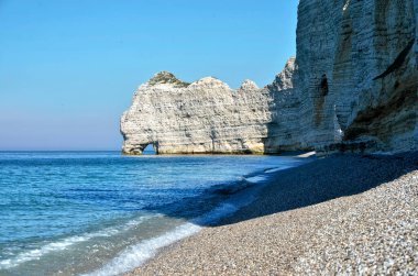Etretat 'ın ünlü kayalıkları ve Le Chaudron Kemeri, Fransa' nın kuzeybatısındaki Haute-Normandie bölgesinde Seine-Normandie bölümünde komün.