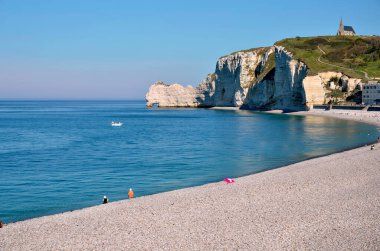 Meşhur çakıl taşı plajı ve uçurumları Etretat ve Arche Le Chaudron 'da ve Notre-Dame de la Garde şapelinde, Fransa' nın kuzeybatısındaki Haute-Normandie bölgesinde Seine-Maritime bölümünde komün.