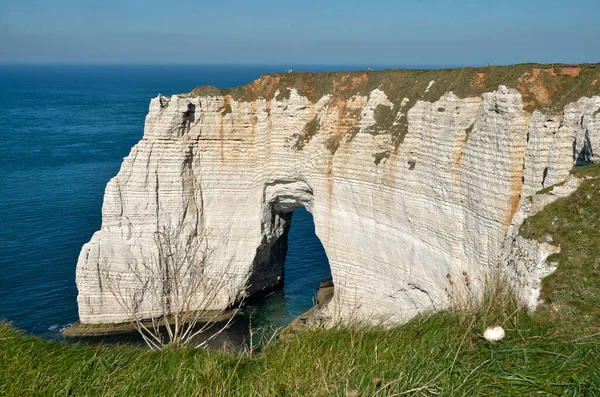 Ünlü aşağı akım kayalıklarla Etretat ve doğal arche La Manneporte. Etretat bir komün kuzeybatı Fransa'daki Haute-Normandie bölgedeki Seine-Maritime bölümünde olduğunu