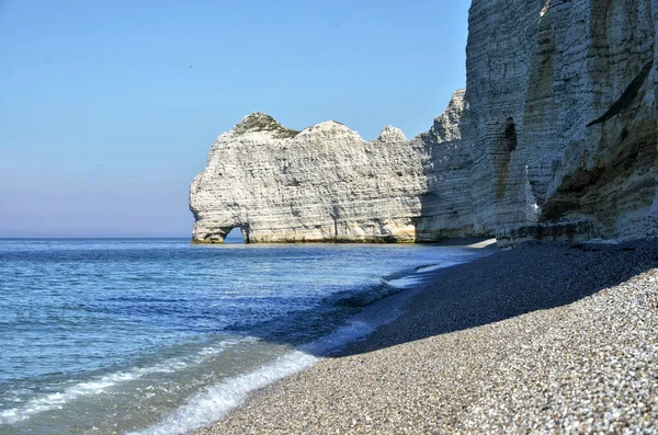 Etretat 'ın ünlü kayalıkları ve Le Chaudron Kemeri, Fransa' nın kuzeybatısındaki Haute-Normandie bölgesinde Seine-Normandie bölümünde komün.