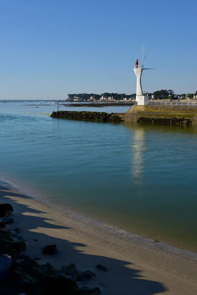 フランス西部のロワール地方のペイ ロワールにあるラ ボールの側面から見たル ポリュグアンの近代的な灯台 Pouliguenは有名なCte Amourの漁港とマリーナの海辺のリゾートです — ストック写真
