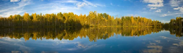 El lago de otoño — Foto de Stock