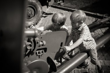 çocuklar silah ile oynamak