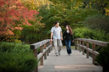sevgi dolu çift sonbahar parkta yürüyüş