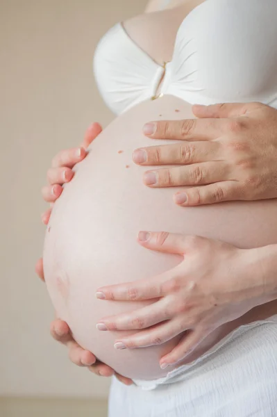 hamile kadının göbek çevresinde silah