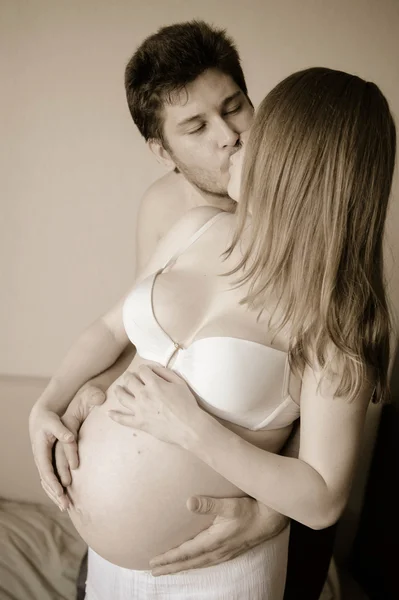 Σύζυγό της να φιλάει τη γυναίκα του έγκυος — Φωτογραφία Αρχείου