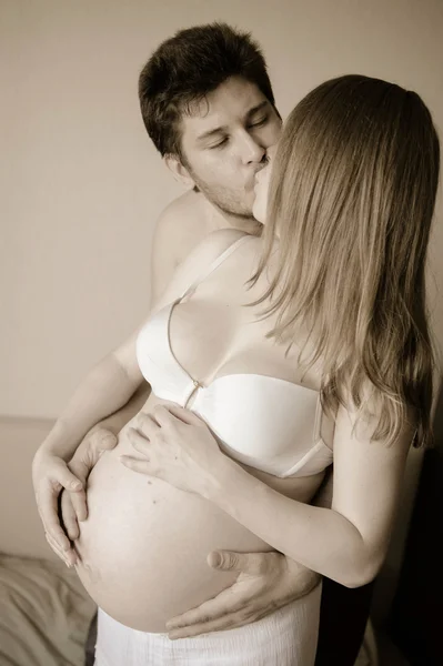 Husband kiss his pregnant wife — Stock Photo, Image