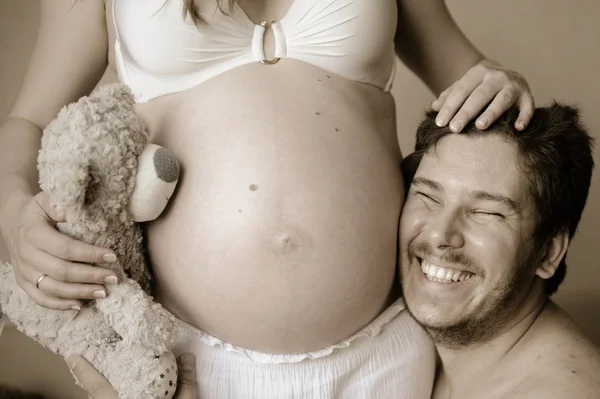 Esposo abraza a su esposa embarazada — Foto de Stock