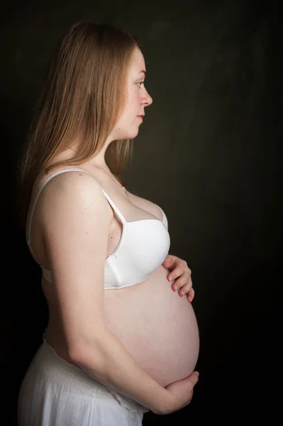 Porträt einer schwangeren Frau — Stockfoto