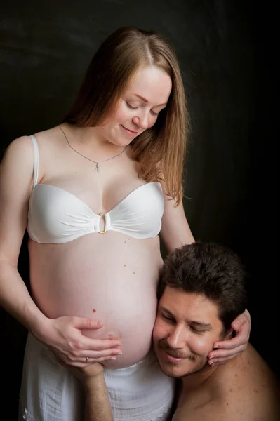 丈夫拥抱他怀孕的妻子 — 图库照片