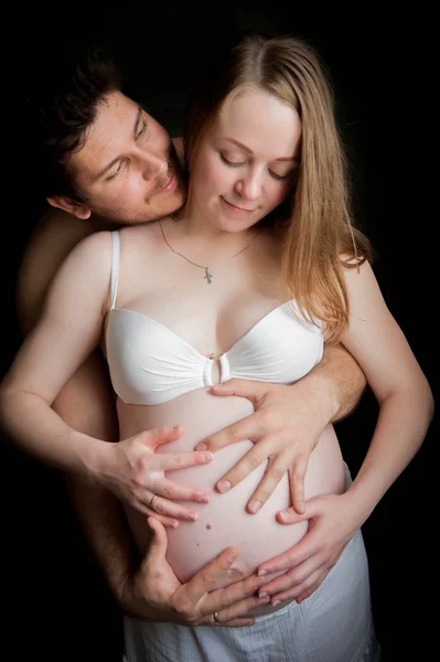 夫は妊娠中の妻を抱き — ストック写真