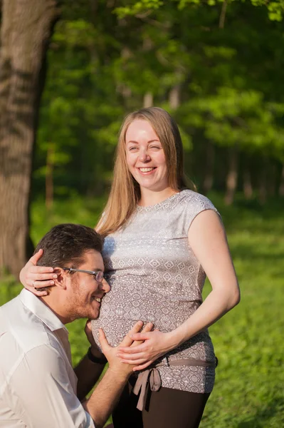 Člověka obejme těhotná žena — Stock fotografie