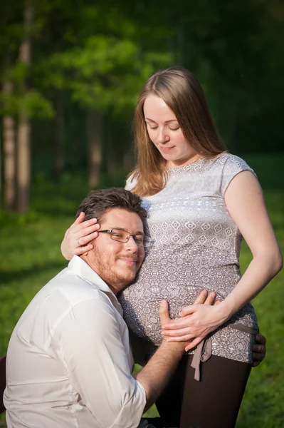 Člověka obejme těhotná žena — Stock fotografie