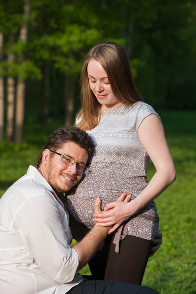 Člověka obejme těhotná žena — Stock fotografie