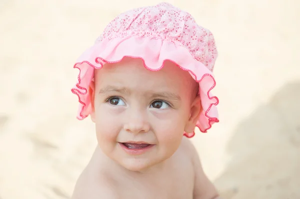 ピンク ボンネットのクローズ アップの笑顔の少女の肖像画 — ストック写真